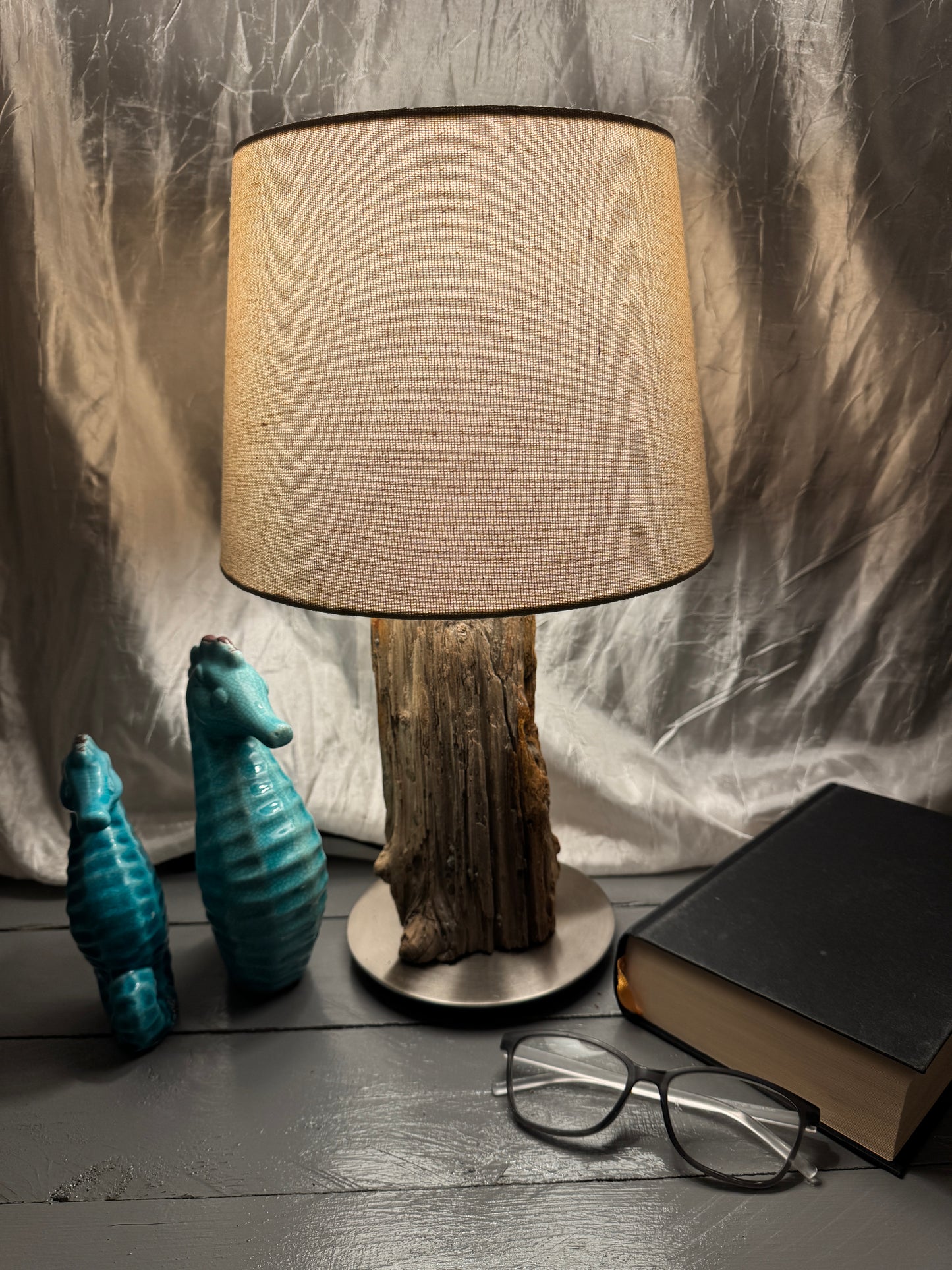 Treibholzlampe Nordseelicht Vollerwiek mit rundem Lampenschirm 24 cm Beige eingeschaltet