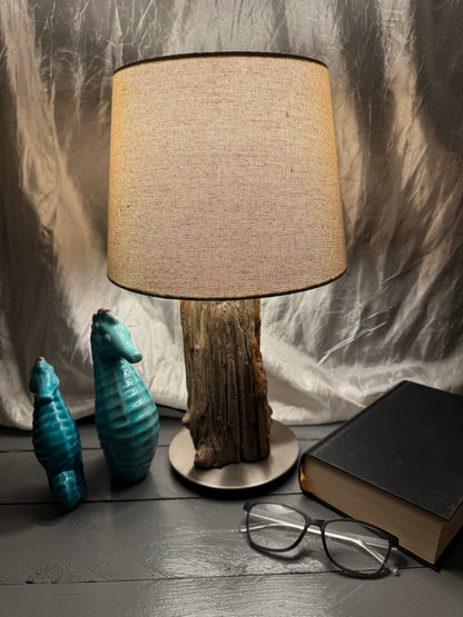 Treibholzlampe Nordseelicht Vollerwiek mit rundem Lampenschirm 24 cm Beige eingeschaltet