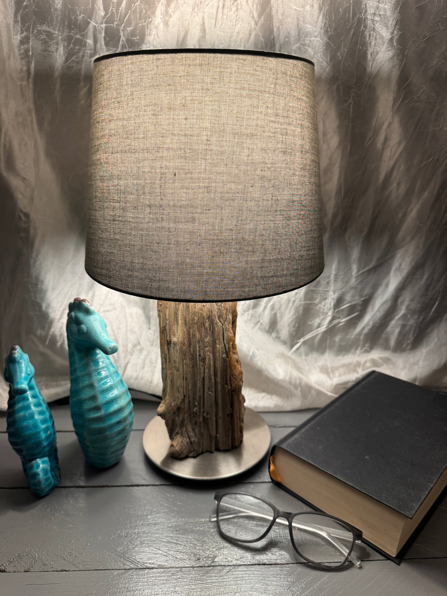 Treibholzlampe Nordseelicht Vollerwiek mit rundem Lampenschirm 24 cm dunkelgrau eingeschaltet