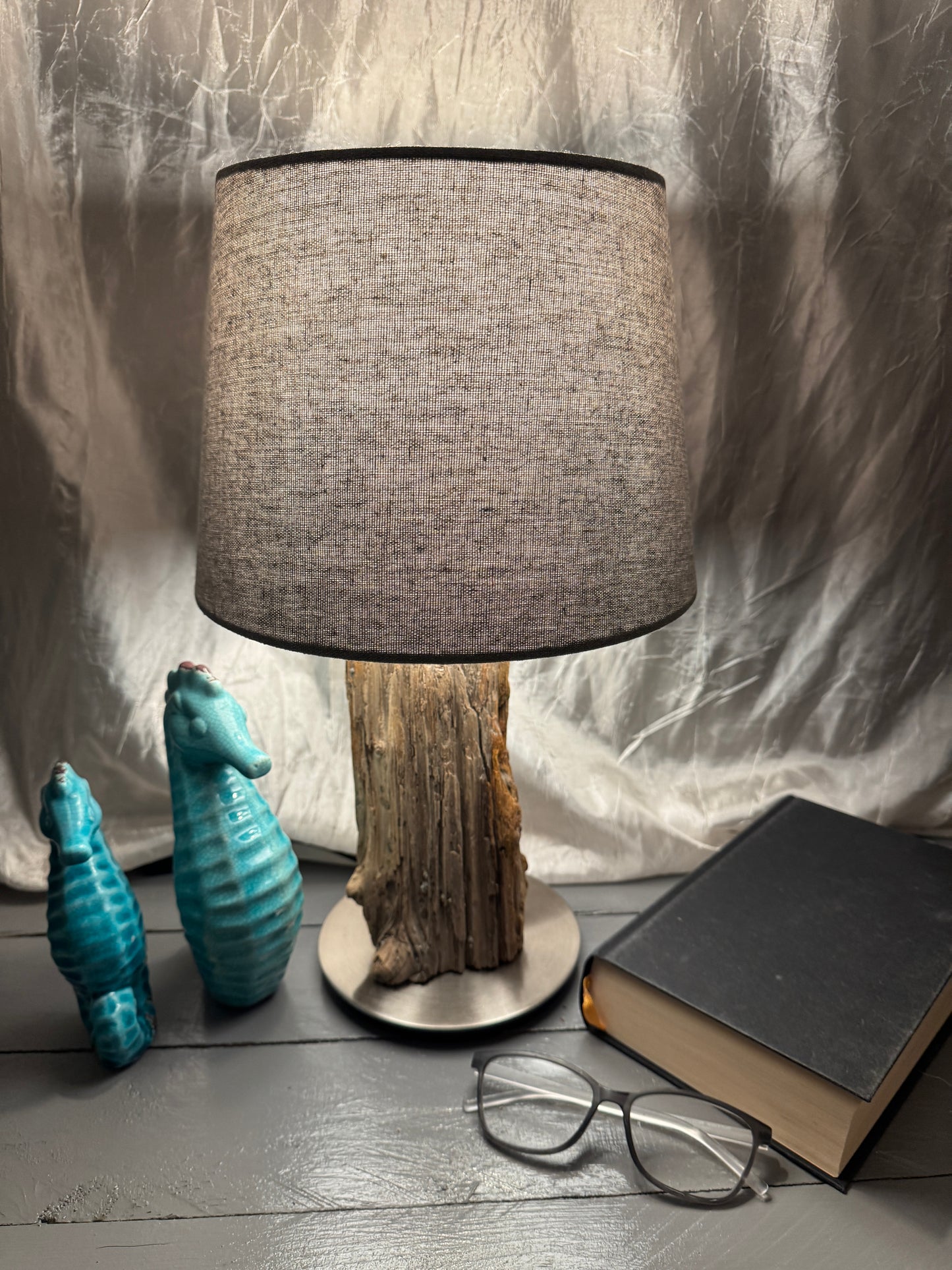 Treibholzlampe Nordseelicht Vollerwiek mit rundem Lampenschirm 24 cm hellgrau eingeschaltet