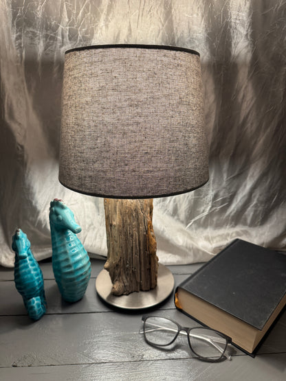 Treibholzlampe Nordseelicht Vollerwiek mit rundem Lampenschirm 24 cm hellgrau eingeschaltet
