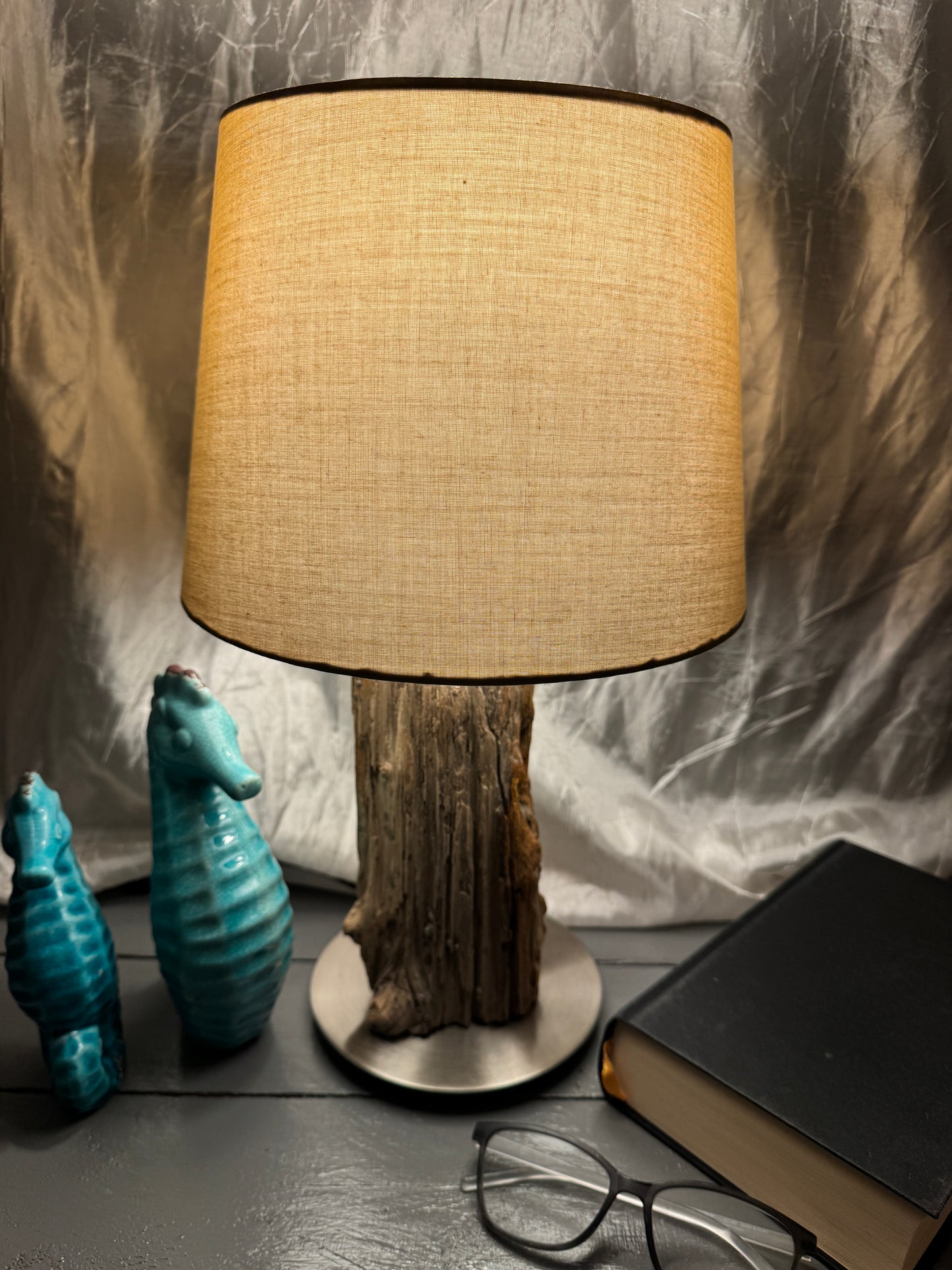 Treibholzlampe Nordseelicht Vollerwiek mit rundem Lampenschirm 24 cm Taupe Braun eingeschaltet