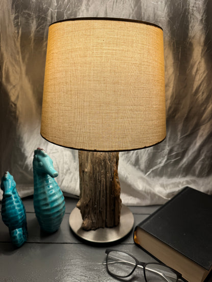 Treibholzlampe Nordseelicht Vollerwiek mit rundem Lampenschirm 24 cm Taupe Braun eingeschaltet