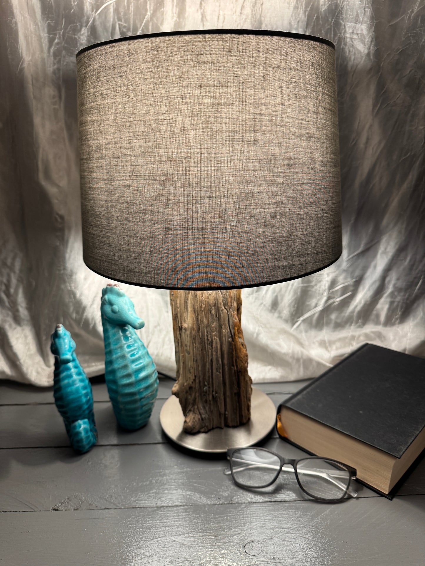 Treibholzlampe Nordseelicht Vollerwiek mit rundem Lampenschirm 28 cm Dunkelgrau eingeschalte