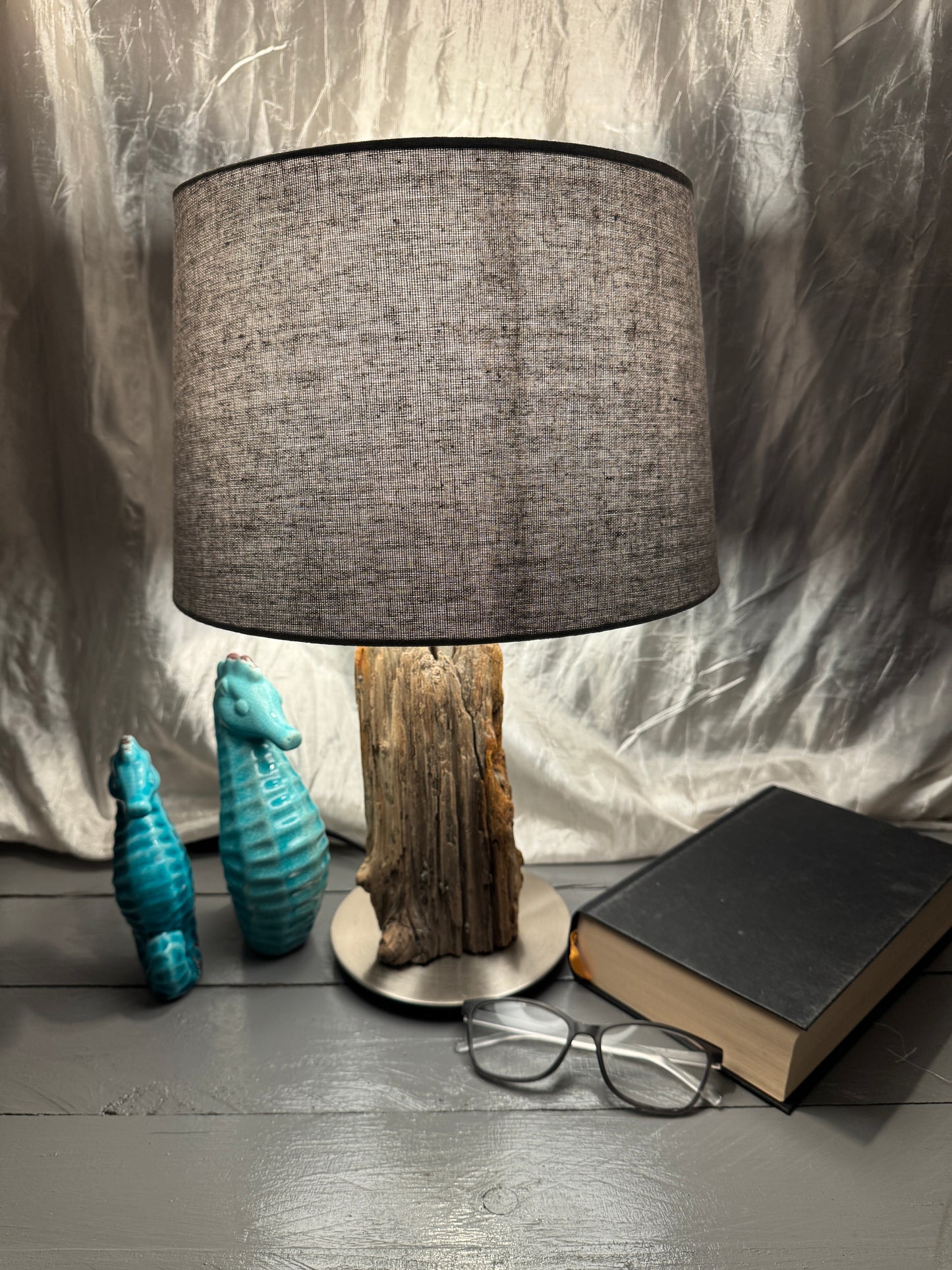 Treibholzlampe Nordseelicht Vollerwiek mit rundem Lampenschirm 28 cm Hellgrau eingeschaltet