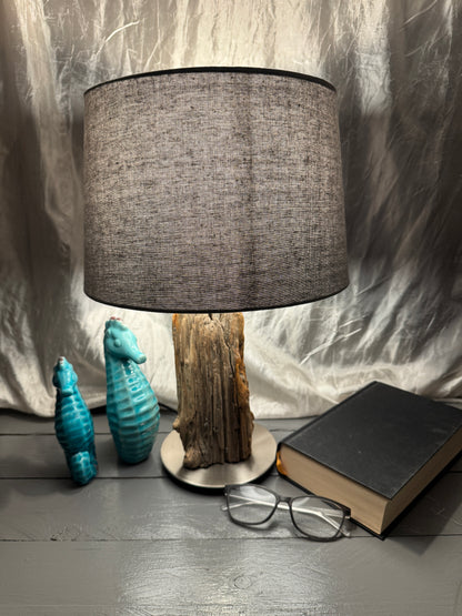Treibholzlampe Nordseelicht Vollerwiek mit rundem Lampenschirm 28 cm Hellgrau eingeschaltet