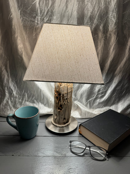 Treibholzlampe Nordseelicht Wattenmeer mit eckigem Lampenschirm Beige eingeschaltet