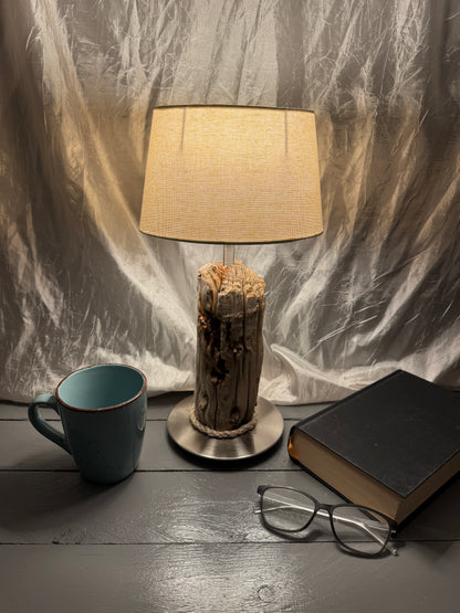 Treibholzlampe Nordseelicht Wattenmeer mit ovalem Lampenschirm Beige eingeschaltet