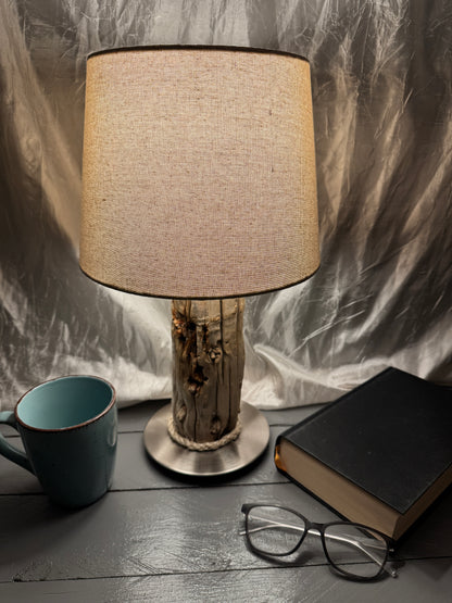 Treibholzlampe Nordseelicht Wattenmeer mit rundem Lampenschirm 24 cm Beige eingeschaltet