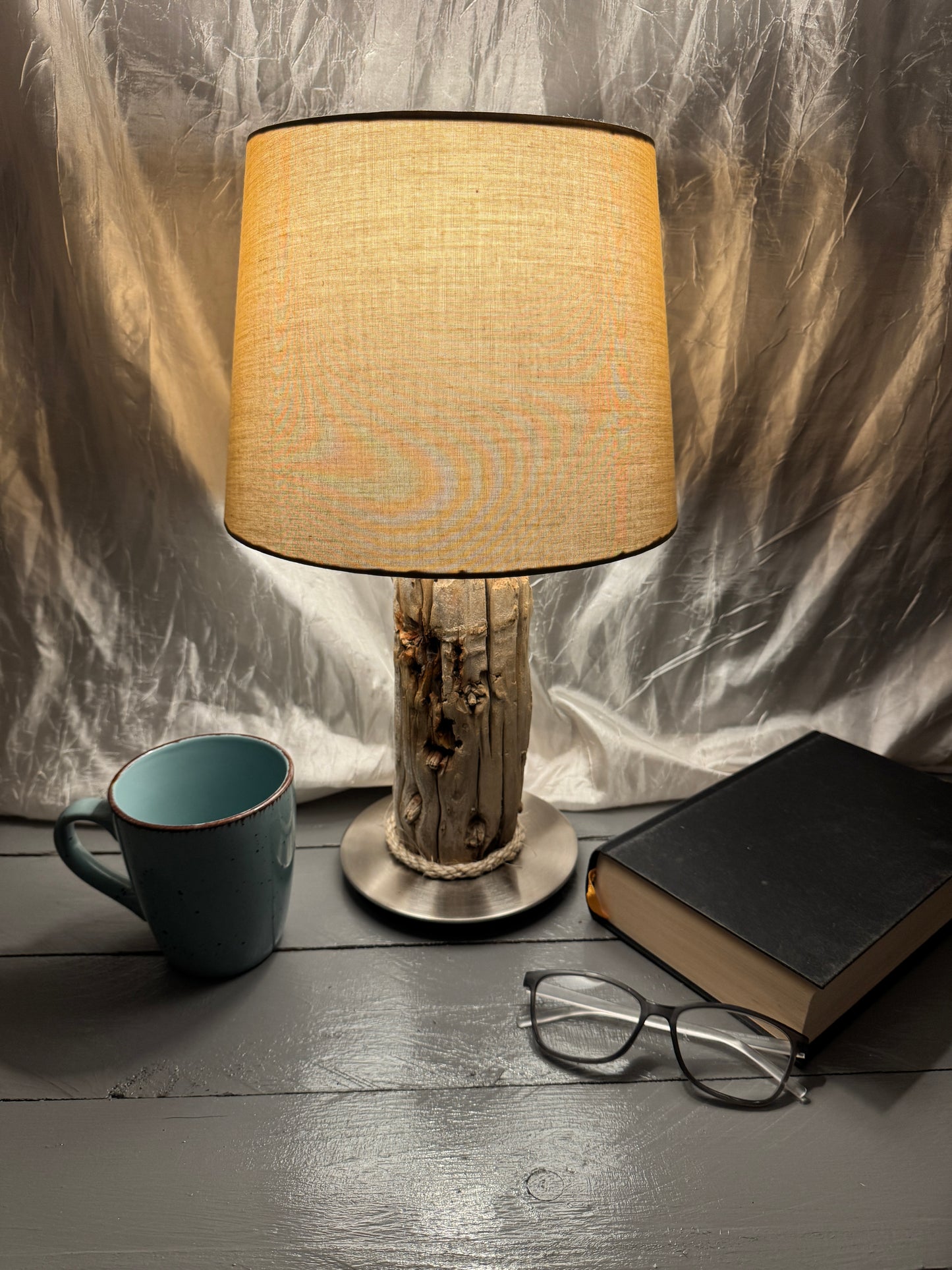 Treibholzlampe Nordseelicht Wattenmeer mit rundem Lampenschirm 24 cm Taupe braun eingeschaltet