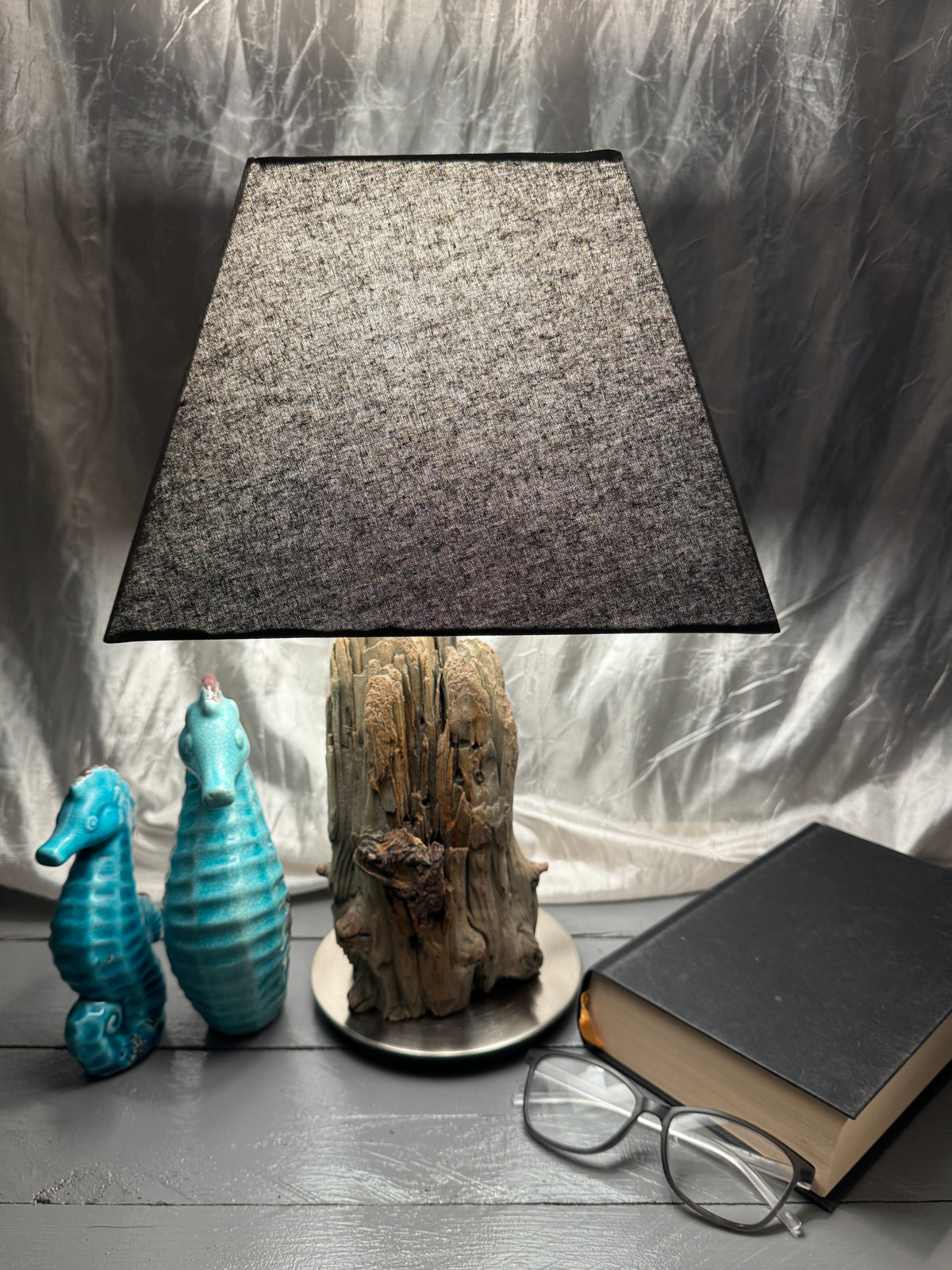 Treibholzlampe Nordseelicht Witzwort mit eckigem Lampenschirm Grau und warmem Licht
