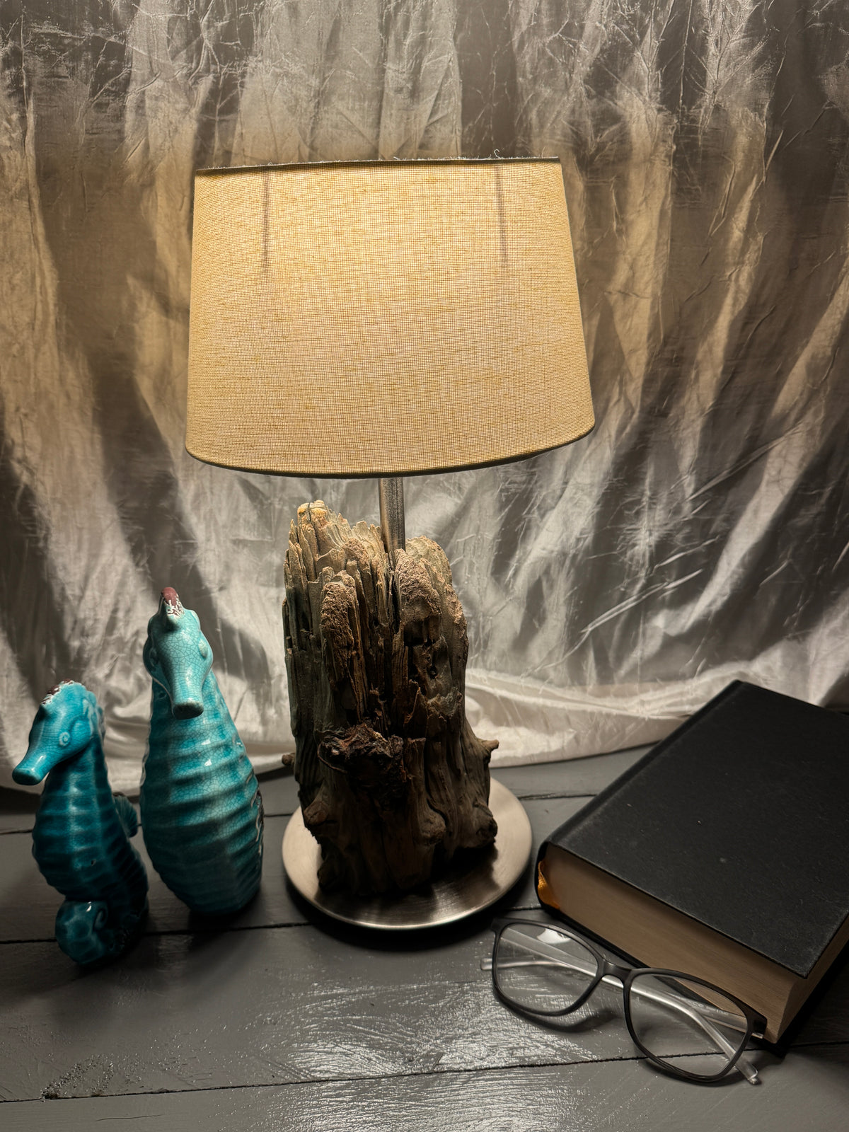 Treibholzlampe Nordseelicht Witzwort mit ovalem Lampenschirm Beige und warmem Licht