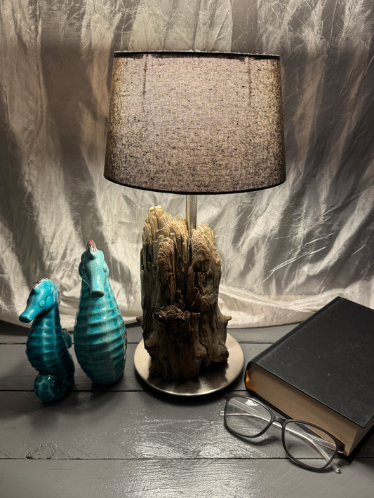 Treibholzlampe Nordseelicht Witzwort mit ovalem Lampenschirm Grau und warmem Licht