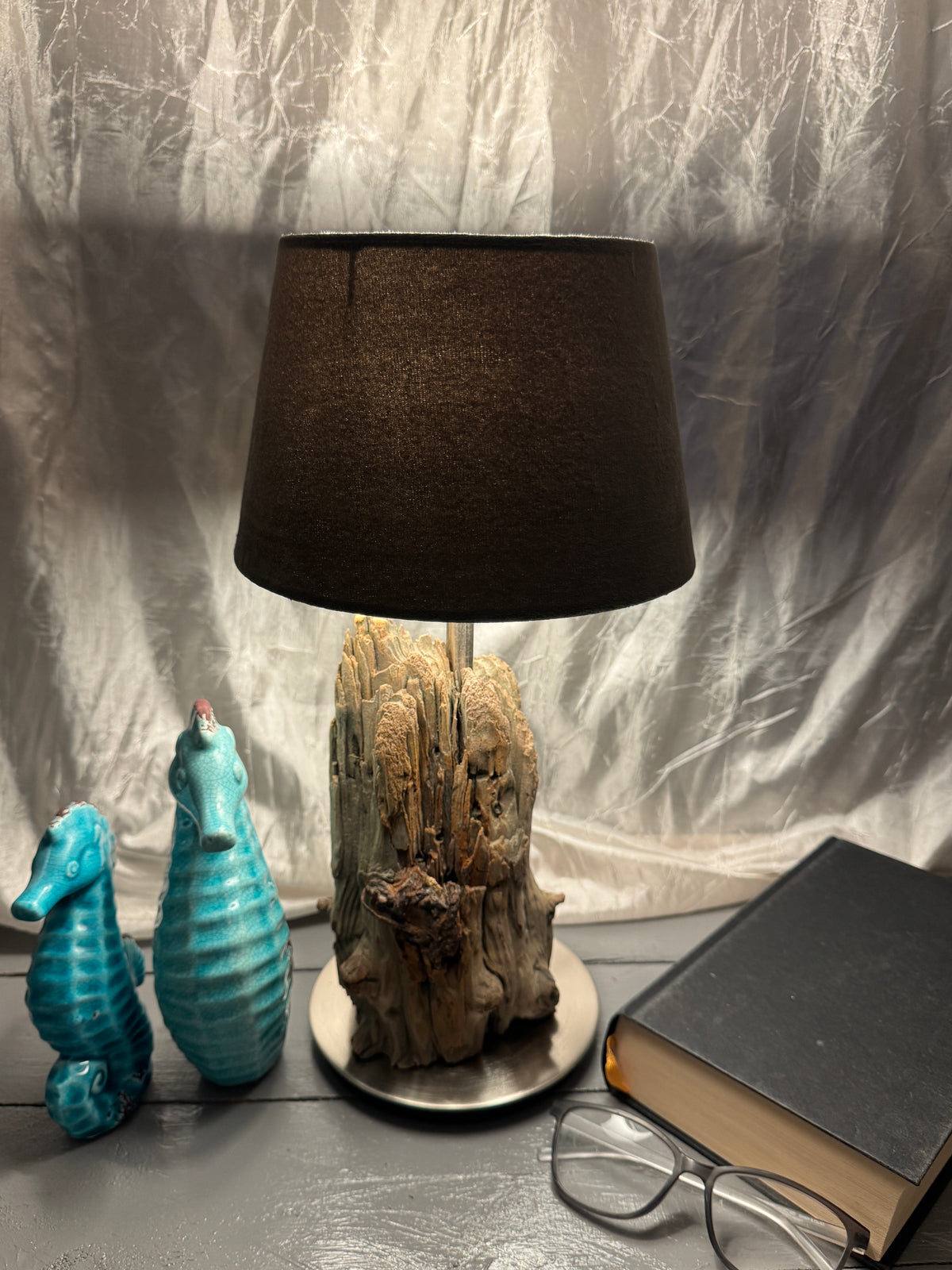 Treibholzlampe Nordseelicht Witzwort mit rundem Lampenschirm 20 cm Grau Samt und warmem Licht