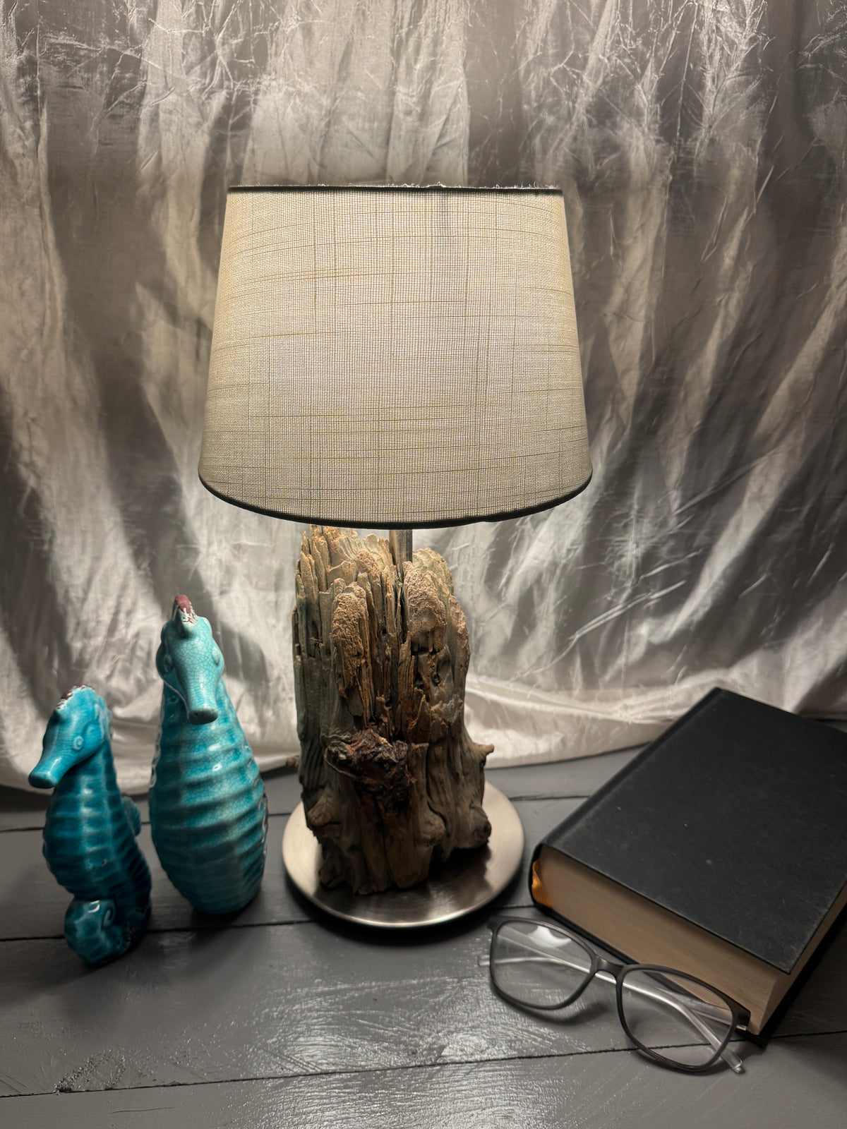 Treibholzlampe Nordseelicht Witzwort mit rundem Lampenschirm 20 cm Taupe und warmem Licht