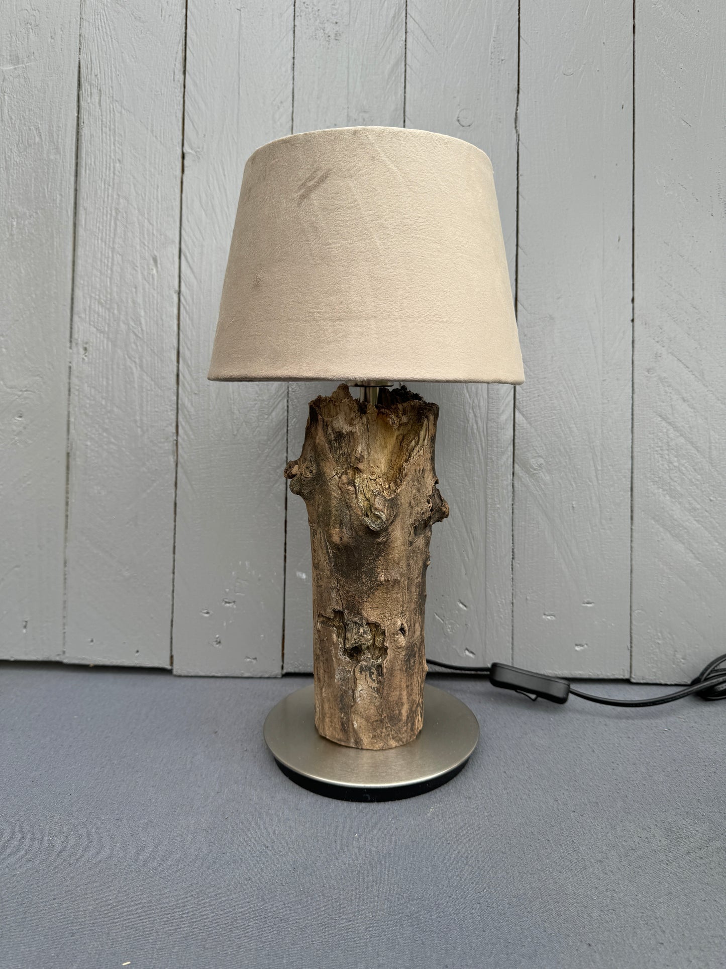 Treibholz Tischlampe im skandinavischen Küstenstil – Rückansicht