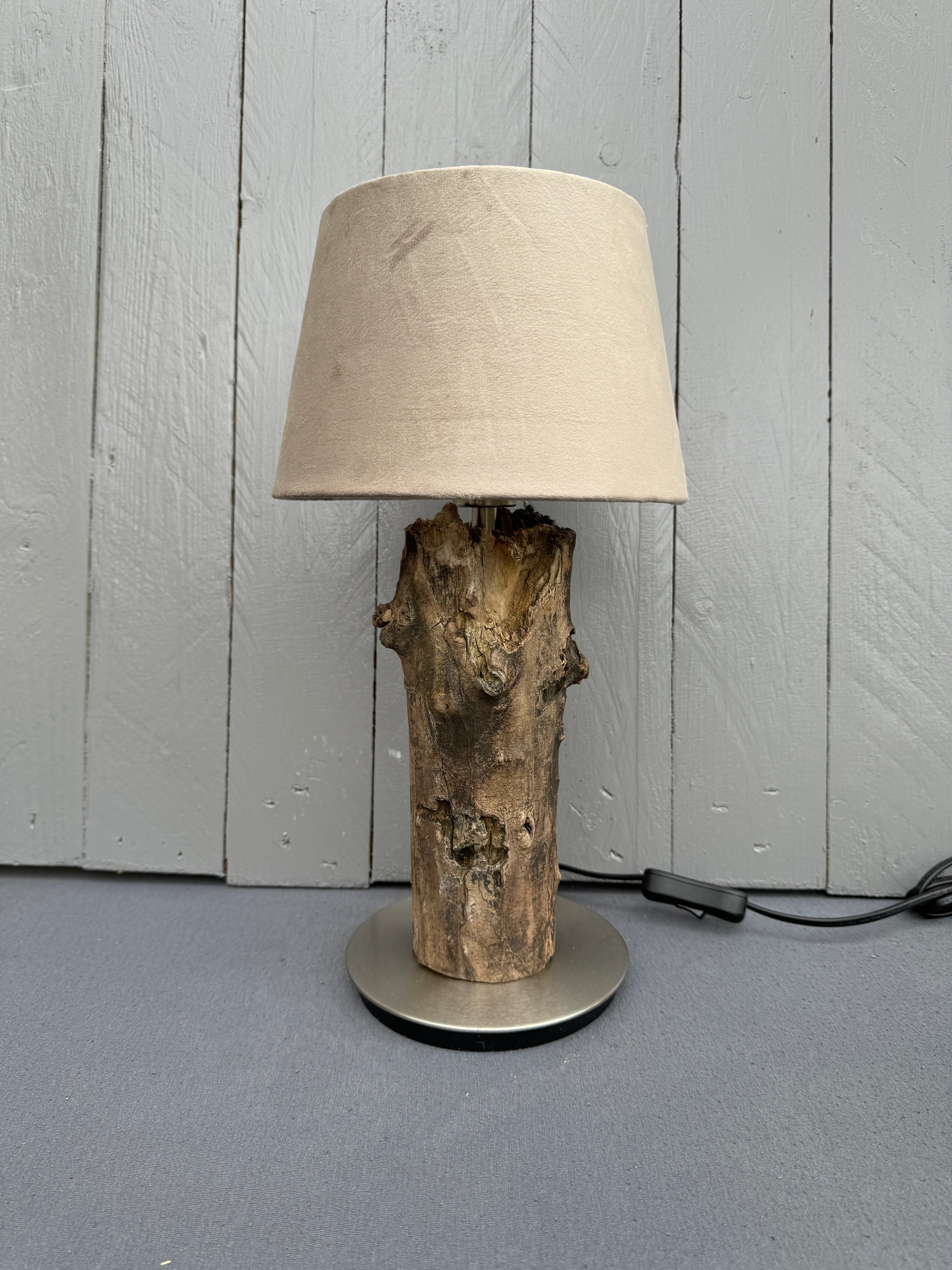 Treibholz Tischlampe im skandinavischen Küstenstil – Rückansicht