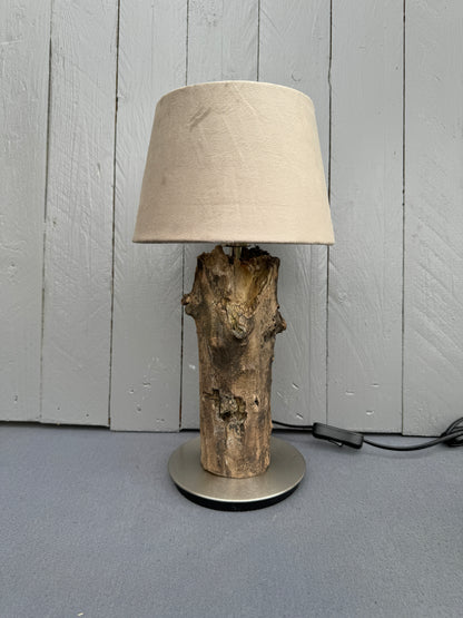 Treibholz Tischlampe im skandinavischen Küstenstil – Rückansicht