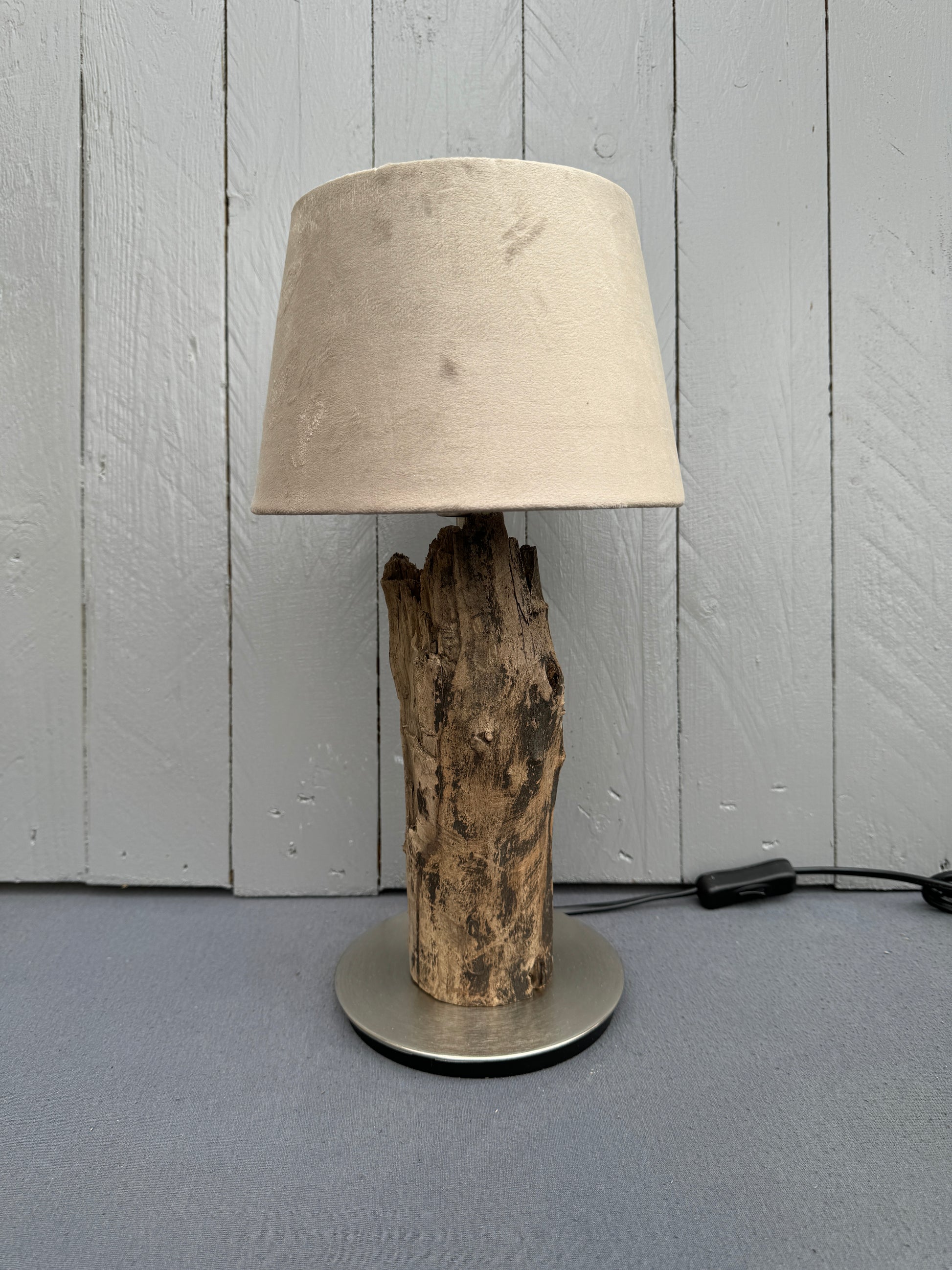 Maritime Tischlampe aus naturbelassenem Ostsee-Treibholz – Seitenansicht