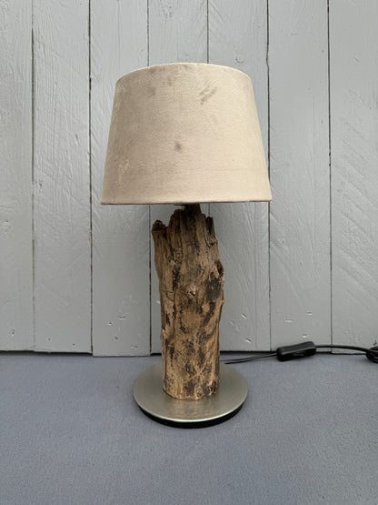 Maritime Tischlampe aus naturbelassenem Ostsee-Treibholz – Seitenansicht
