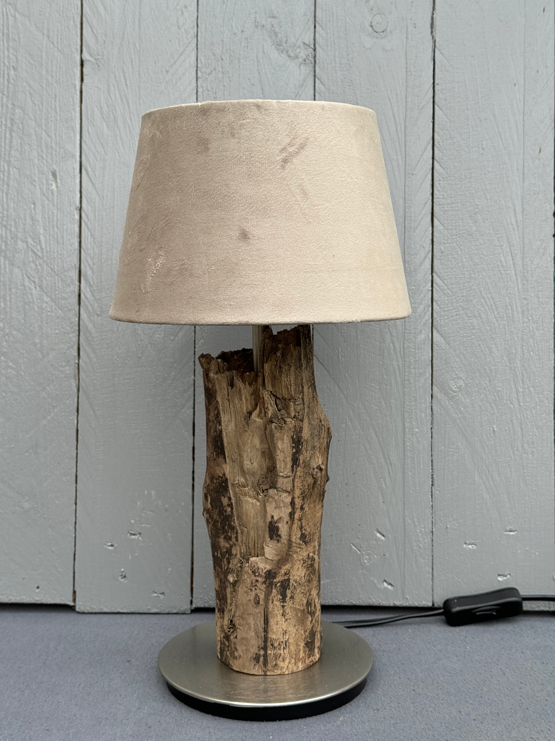 Rustikale Treibholzlampe mit E14-Fassung im nordischen Wohnstil