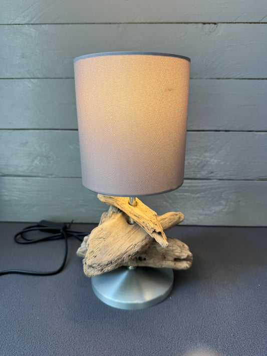 Treibholzlampe aus Ostseeholz mit taupefarbenem Lampenschirm – Frontansicht