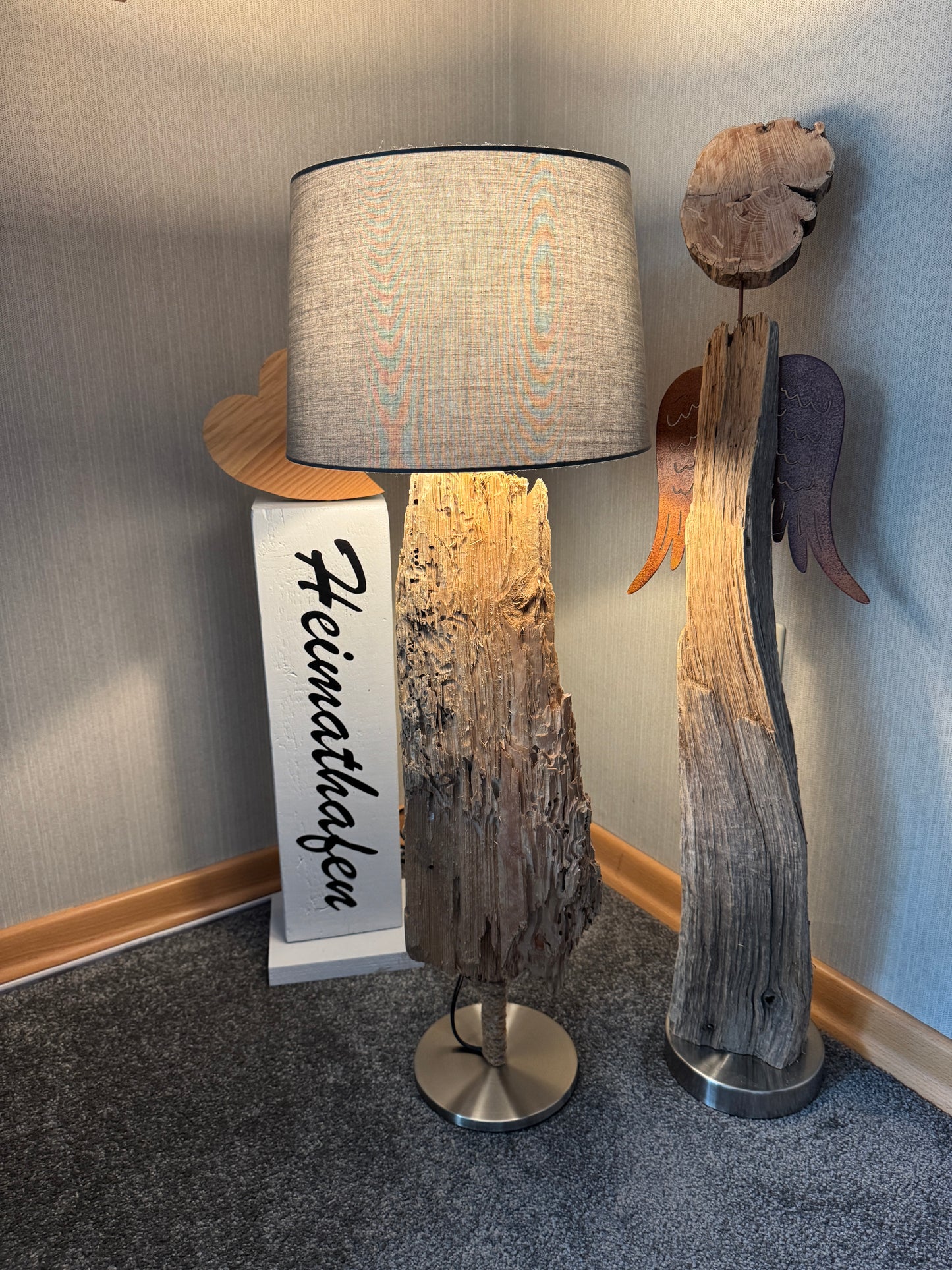 Treibholzlampe Ostseelicht Muschelfund mit rundem Lampenschirm 28 cm Dunkelgrau und warmem Licht