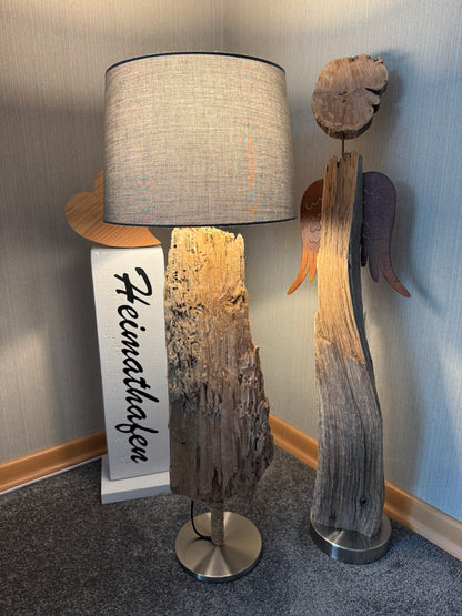 Treibholzlampe Ostseelicht Muschelfund mit rundem Lampenschirm 28 cm Hellgrau und warmem Licht