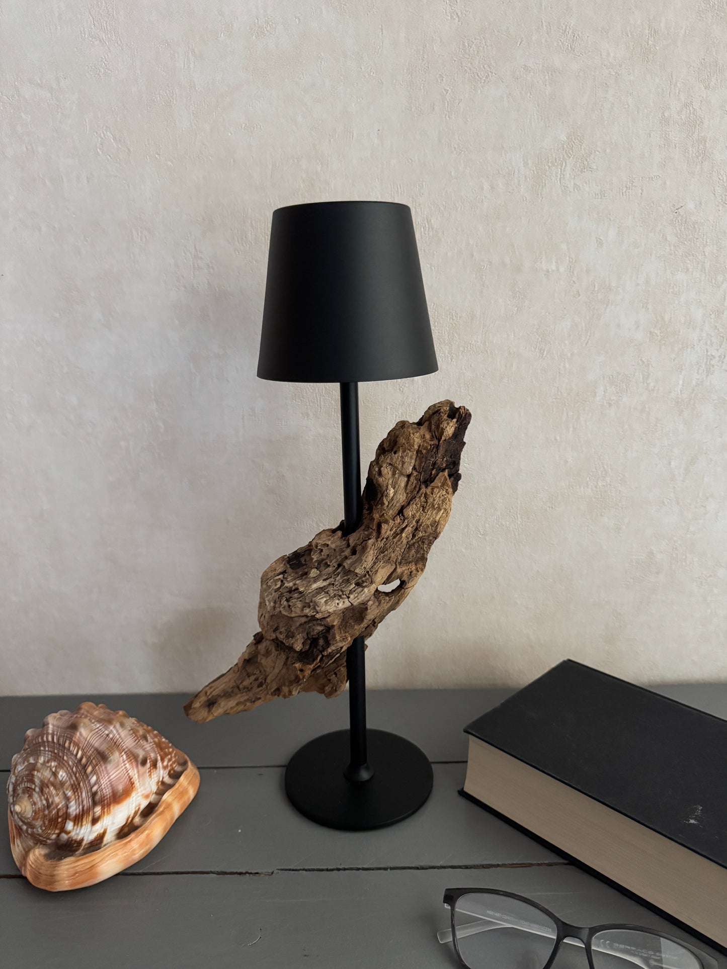 Treibholzlampe mit warmweißem Licht ausgeschaltet