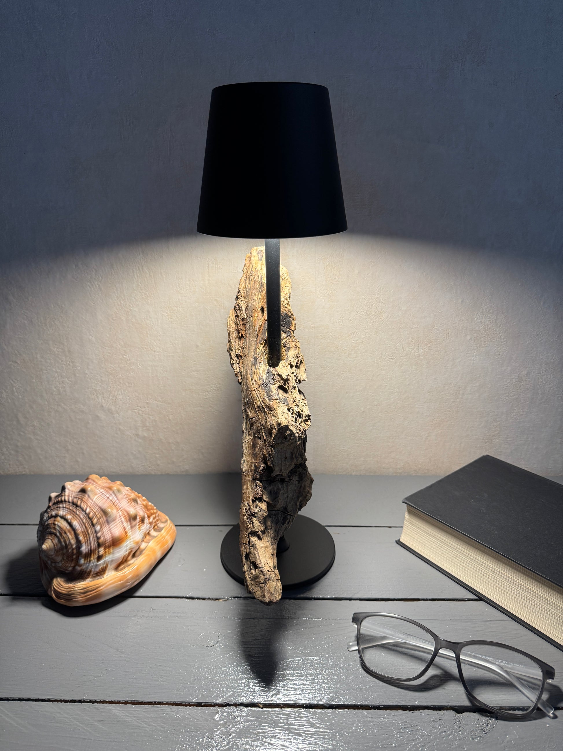 Detailaufnahme naturbelassenes Treibholz an Akku Lampe