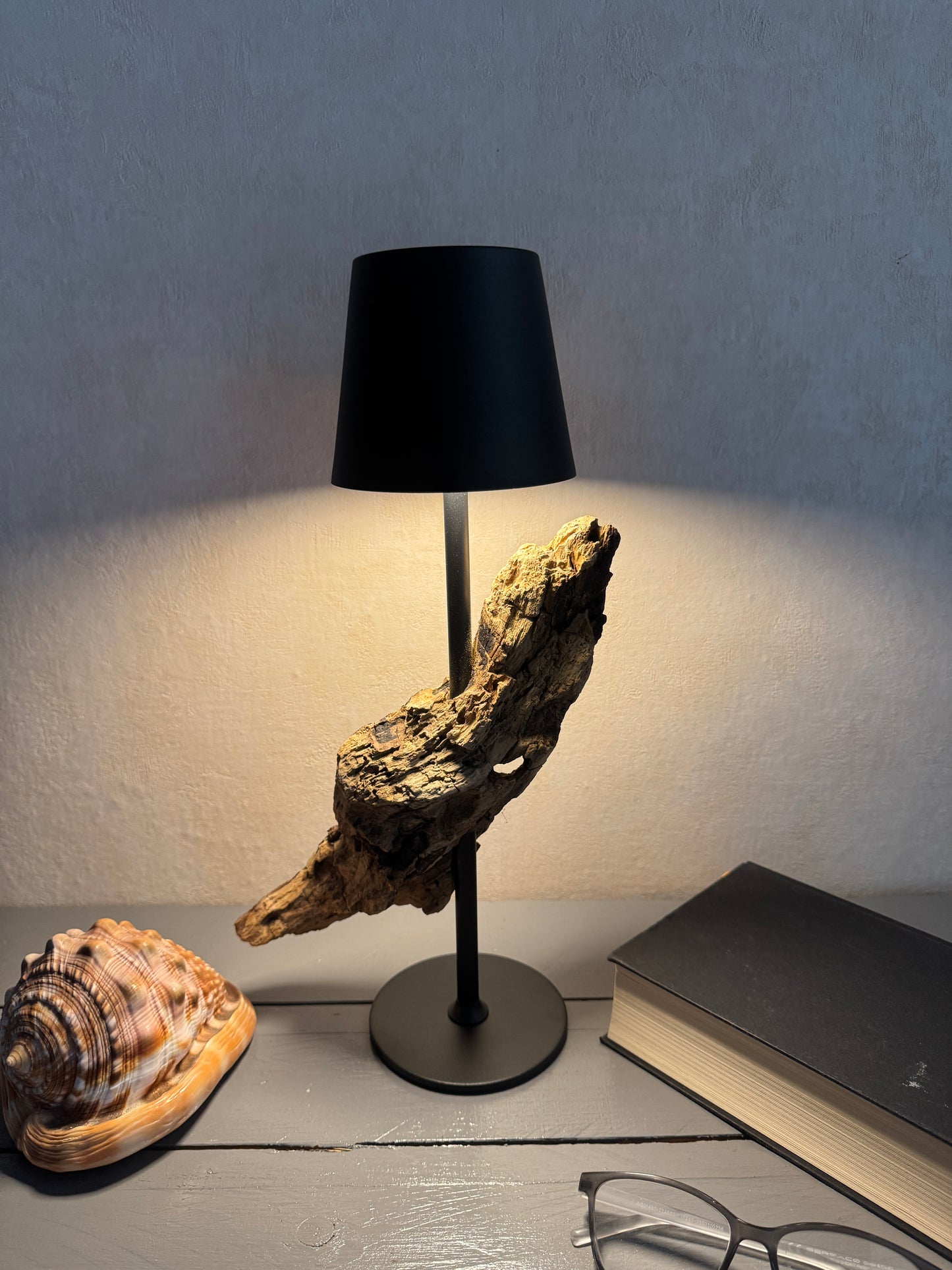Dimmbare Akku Treibholzlampe mit verschiedenen Lichtstufen
