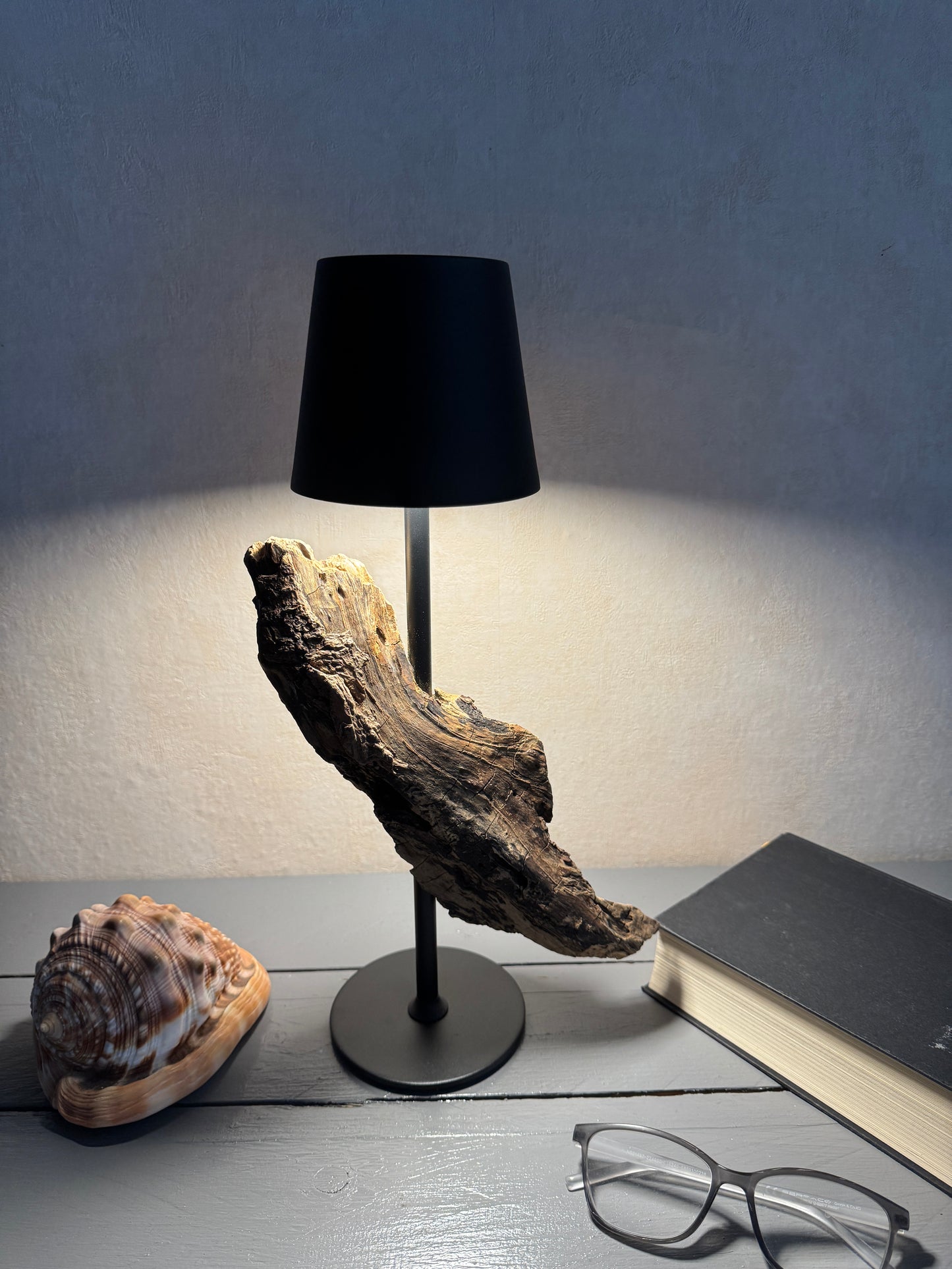 Rückansicht dimmbare Treibholzlampe mit Metallfuß