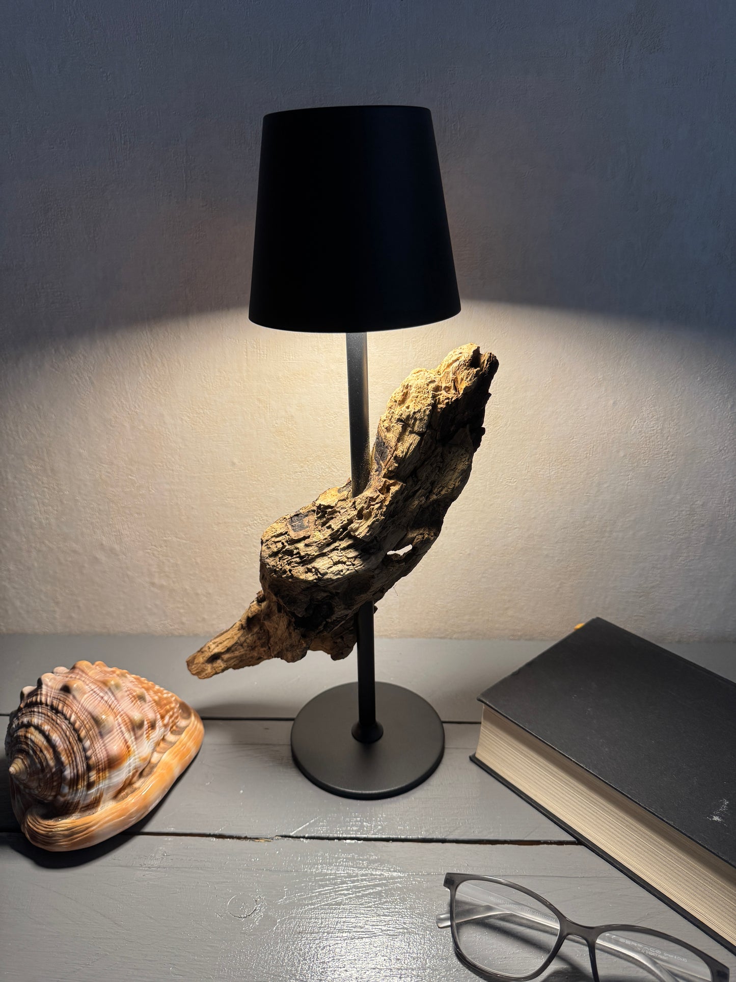 Handgefertigte Akku Treibholzlampe aus der Region Schwansen