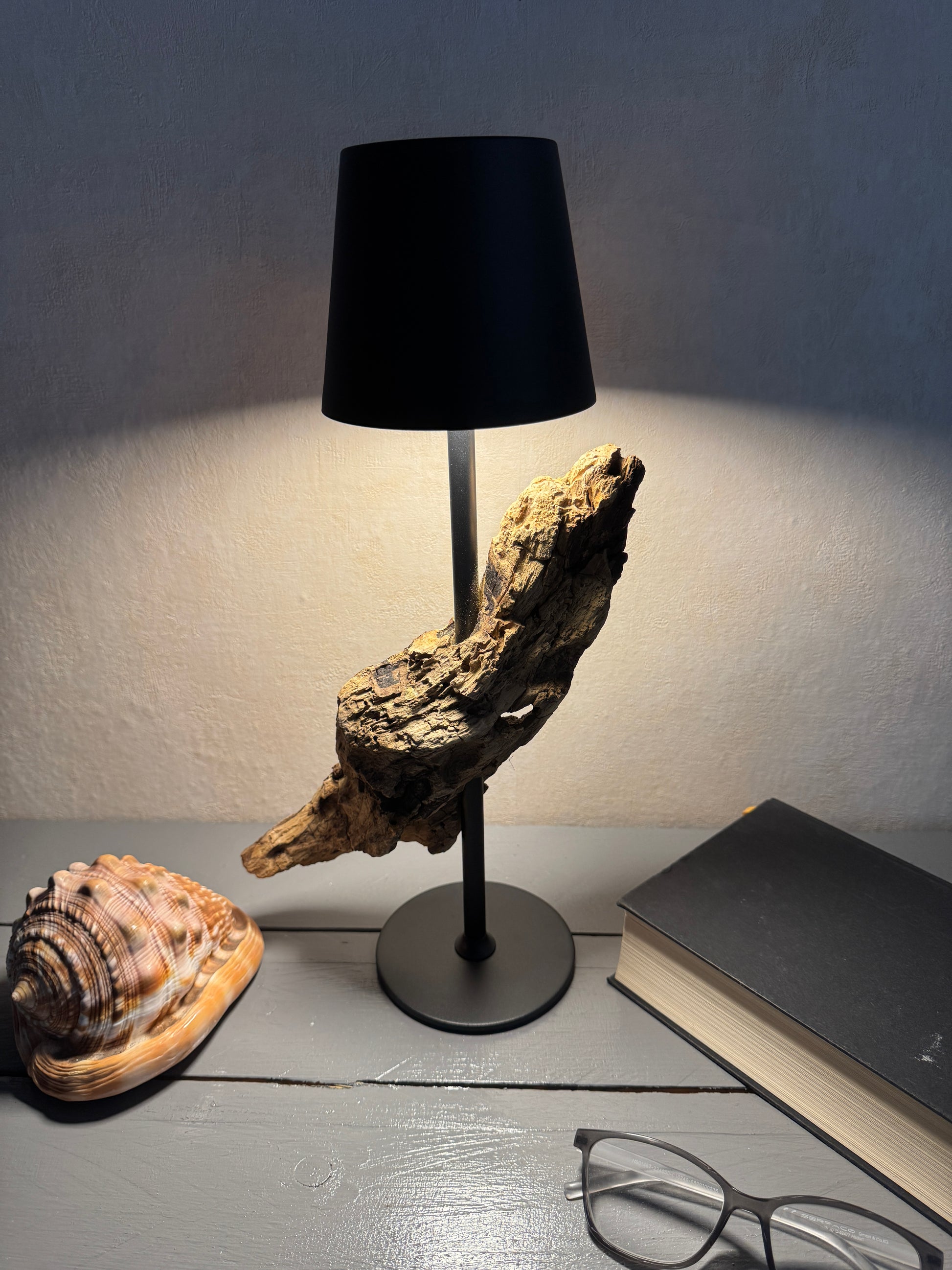 Handgefertigte Akku Treibholzlampe aus der Region Schwansen