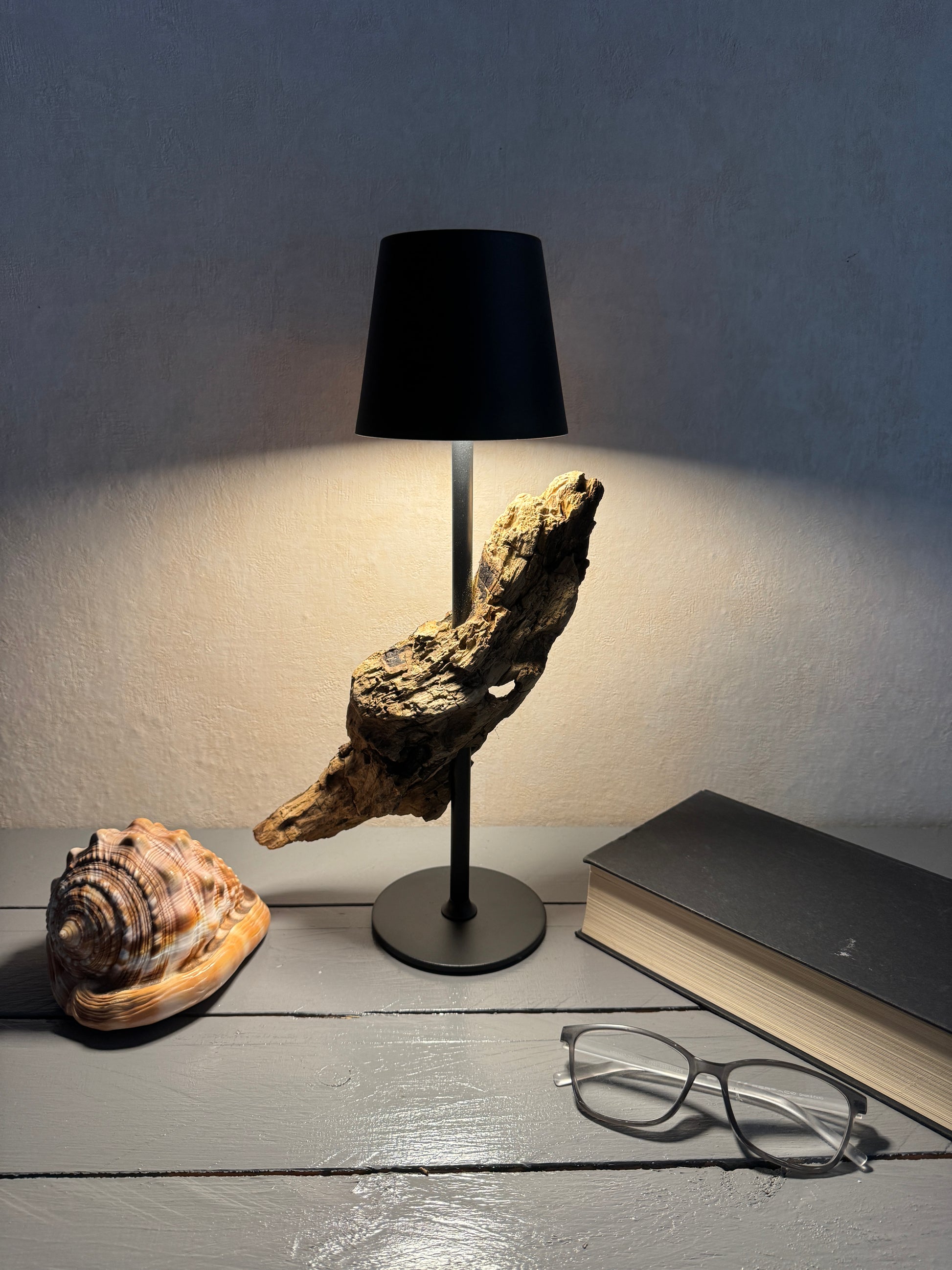 Treibholzlampe mit warmweißem Licht eingeschaltet