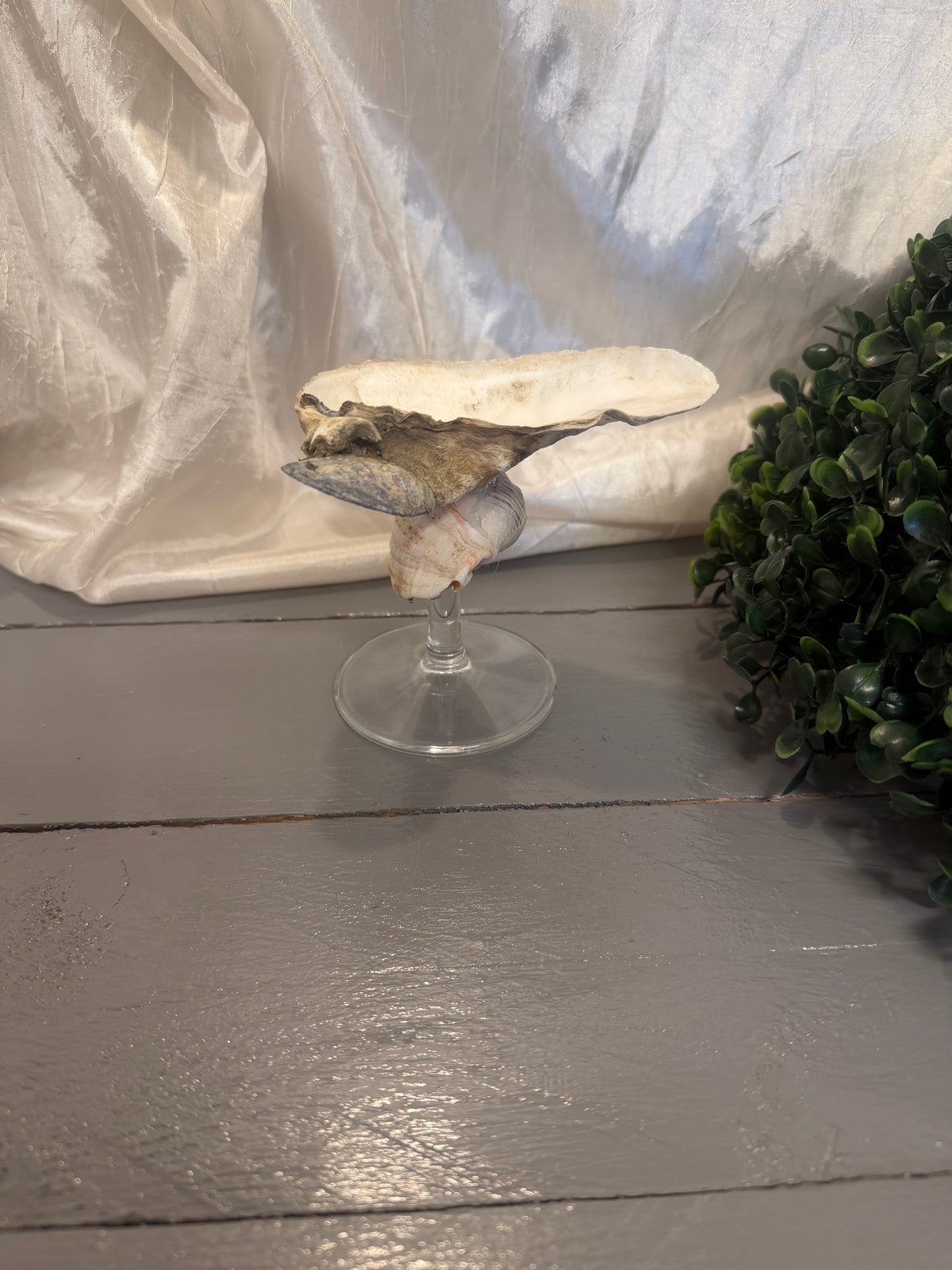 Upcycling-Schmuckhalter mit echter Nordsee-Austernschale und altem Weinglas